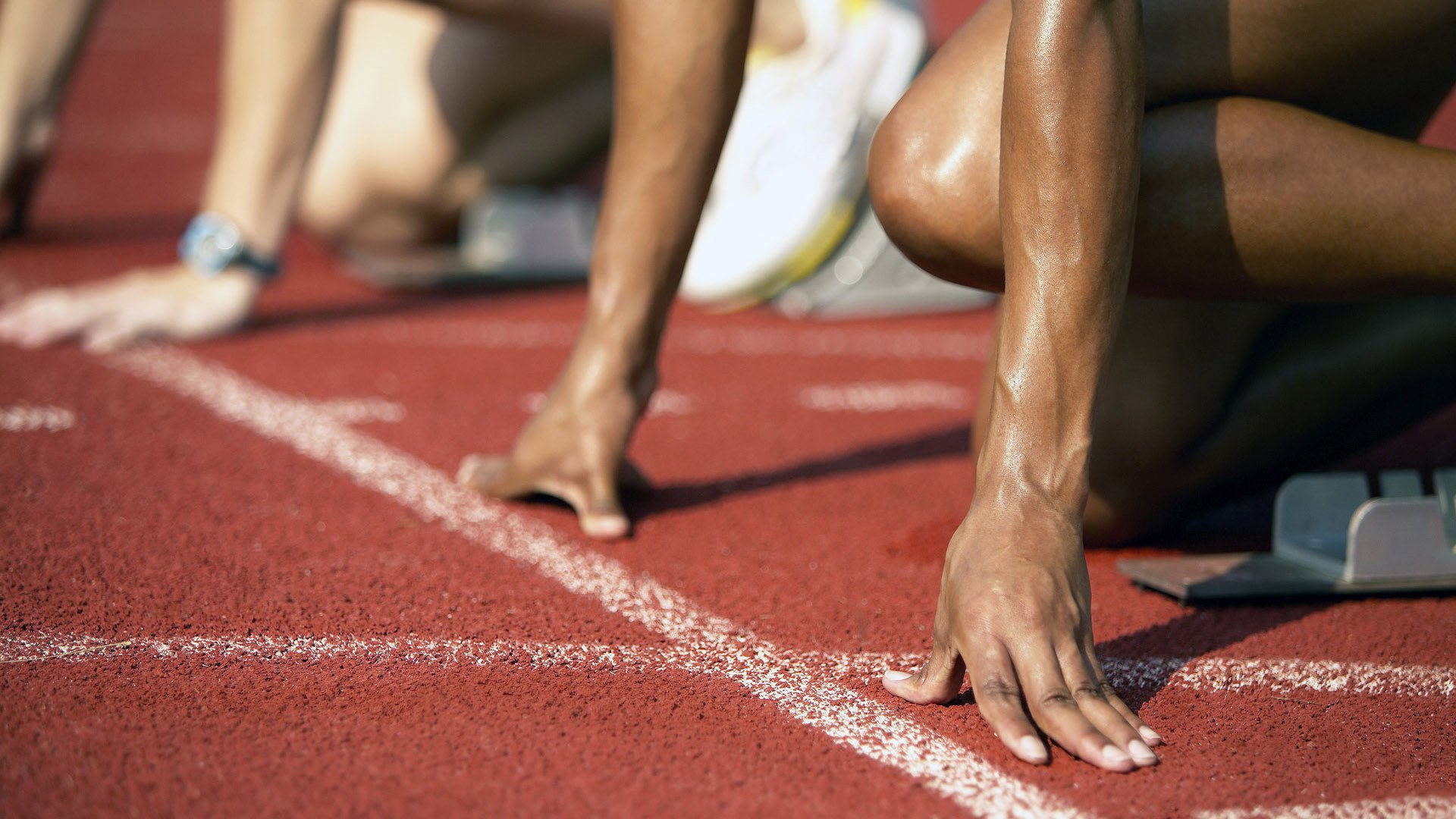 意大利骑手多米安·米歇尔斯在2024年巴黎奥运会盛装舞步比赛中获得第六名，展现坚韧精神。